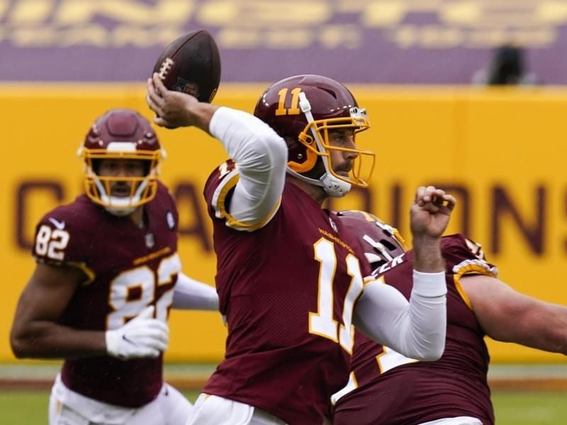 Alex Smith (M), Quarterback vom Washington Football Team in Aktion.. Foto: Steve Helber/AP/dpa