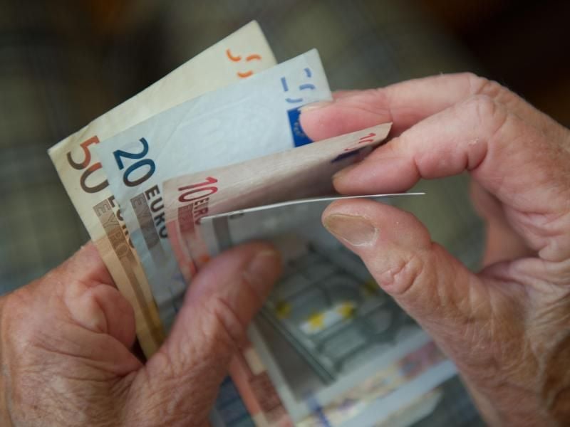 Senioren könne sich mit einem Mini-Job etwas zur Rente hinzuverdienen. Freiwillig gezahlte Rentenversicherungsbeiträge erhöhen auch die Monatsrente. Foto: Marijan Murat