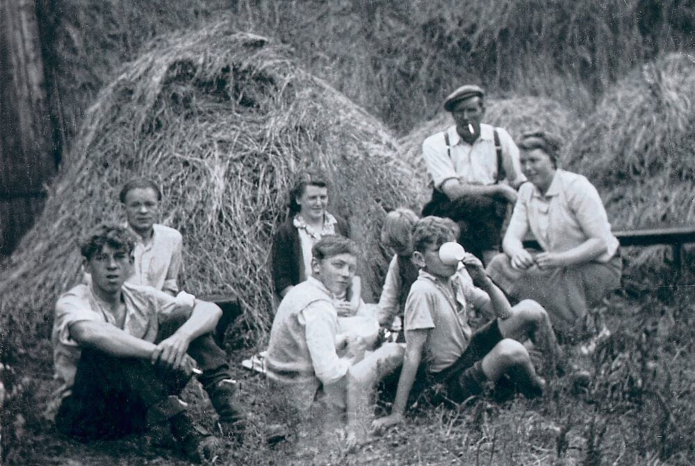 Von Willi Maaß gibt es keine Fotos. Das Bild zeigt, wie es Mitte der 1940er Jahre auf der Low Westgarth Farm in England aussah. Am Heuballen lehnt Ena Gowland.