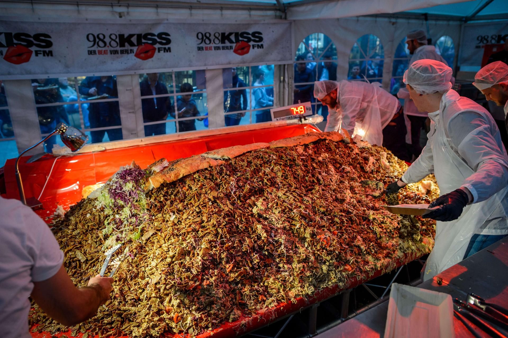 Der Döner zählt mit 423,5 Kilogramm als Weltrekord und gilt damit als größte Dönertasche der Welt.