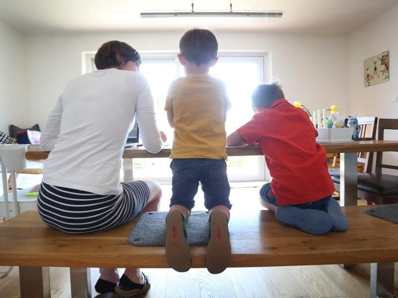 Wenn Au-pairs nicht ins Land dürfen, fehlt Familien oft wichtige Unterstützung bei der Kinderbetreuung. Foto: Karl-Josef Hildenbrand/dpa/Illustration
