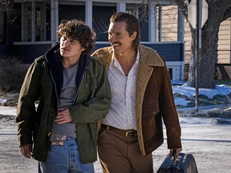 Richard Wershe Jr. (Richie Merritt) und sein Vater Richard Wershe Sr. (Matthew McConaughey) leben in einem heruntergekommenen Viertel von Detroit. Foto: Sony Pictures Entertainment Deutschland GmbH