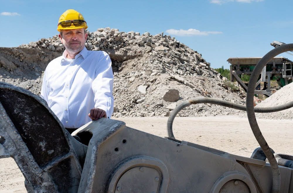 Ulf Leistikow ist heute Geschäftsführer der Mueg. Hier steht er in Beuna, wo Betonbruch zerkleinert und dann als Straßenunterbau verwendet wird.