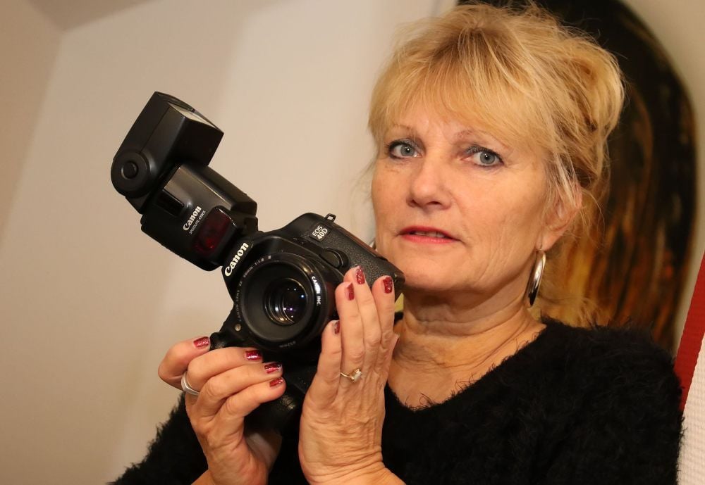 Fotografin Barbara Wittenbecher aus Sangerhausen sucht Kunden, wenn nötig, auch für ein Passbild Zuhause auf.