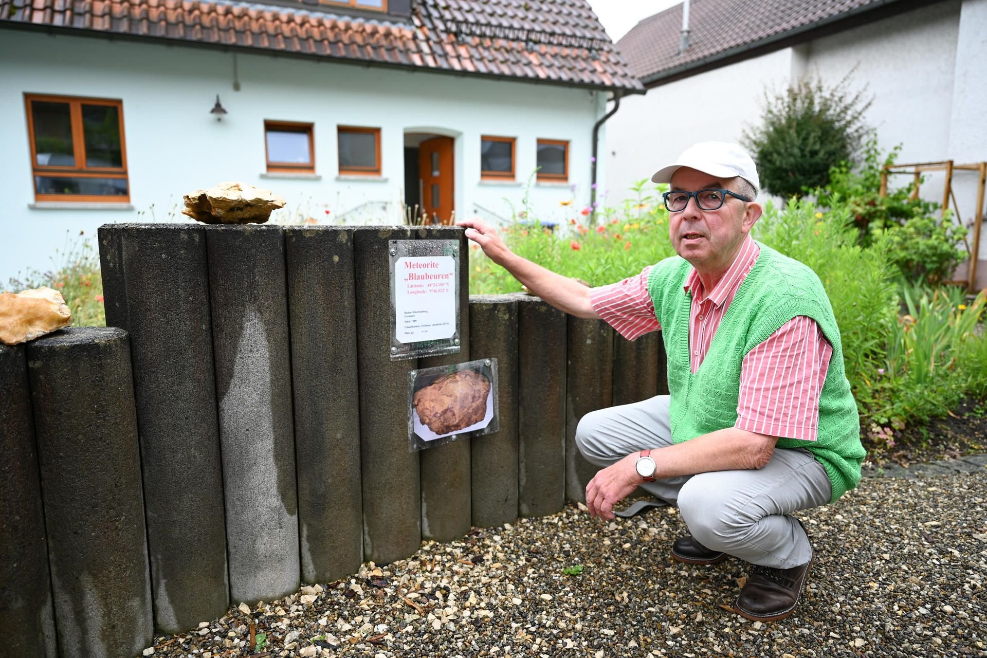 Hansjörg Bayer aus Blaubeuren steht in seinem Garten, wo er den Steinmeteoriten mit dem Pickel herausgehebelt hat.