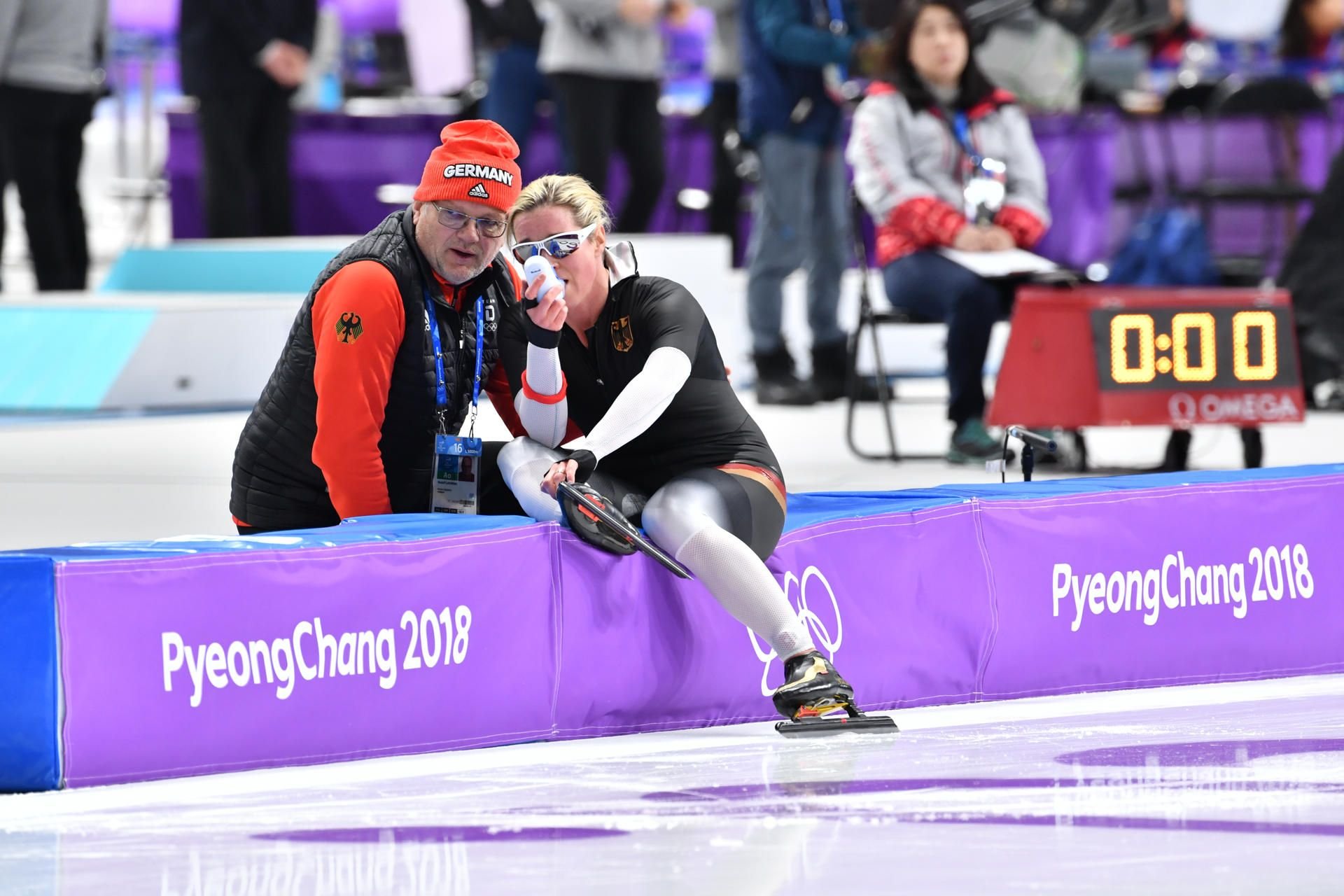 Claudia Pechstein nach ihrem Rennen mit Betreuer Rudolf Lisowski