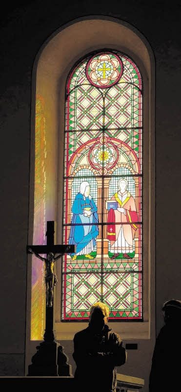 Eines der imposanten erneuerten Fenster der Kirche in Klepzig.