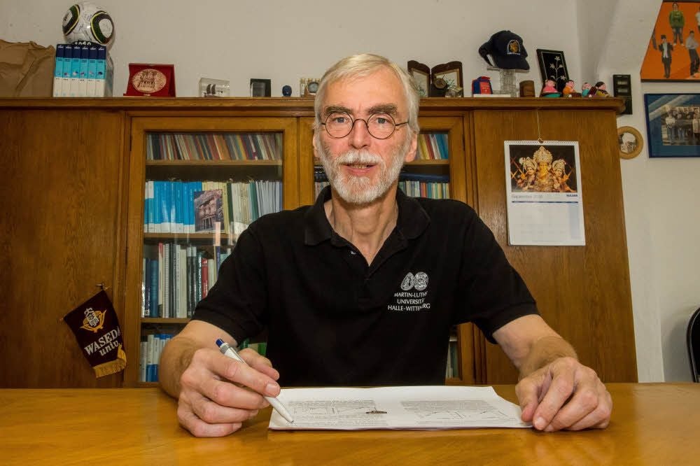 Bald in Pension, aber seinen Schreibtisch wir Professor Joachim Ulrich dennoch eine Weile nutzen.