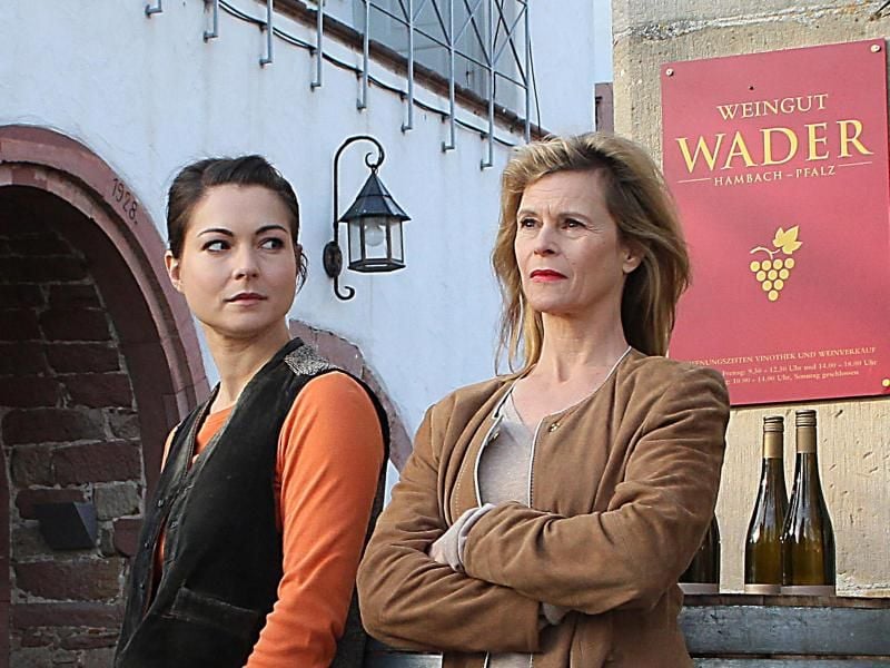 Die ARD konnte mit „Weingut Wader” punkten: Die Mutter Käthe Wader (Leslie Malton, r) und Tochter Anne (Henriette Richter-Röhl) haben unterschiedliche Vorstellungen, was die Zukunft des Weingutes betrifft. Foto: ARD Degeto/Johannes Krieg/ARD Das Erste/obs