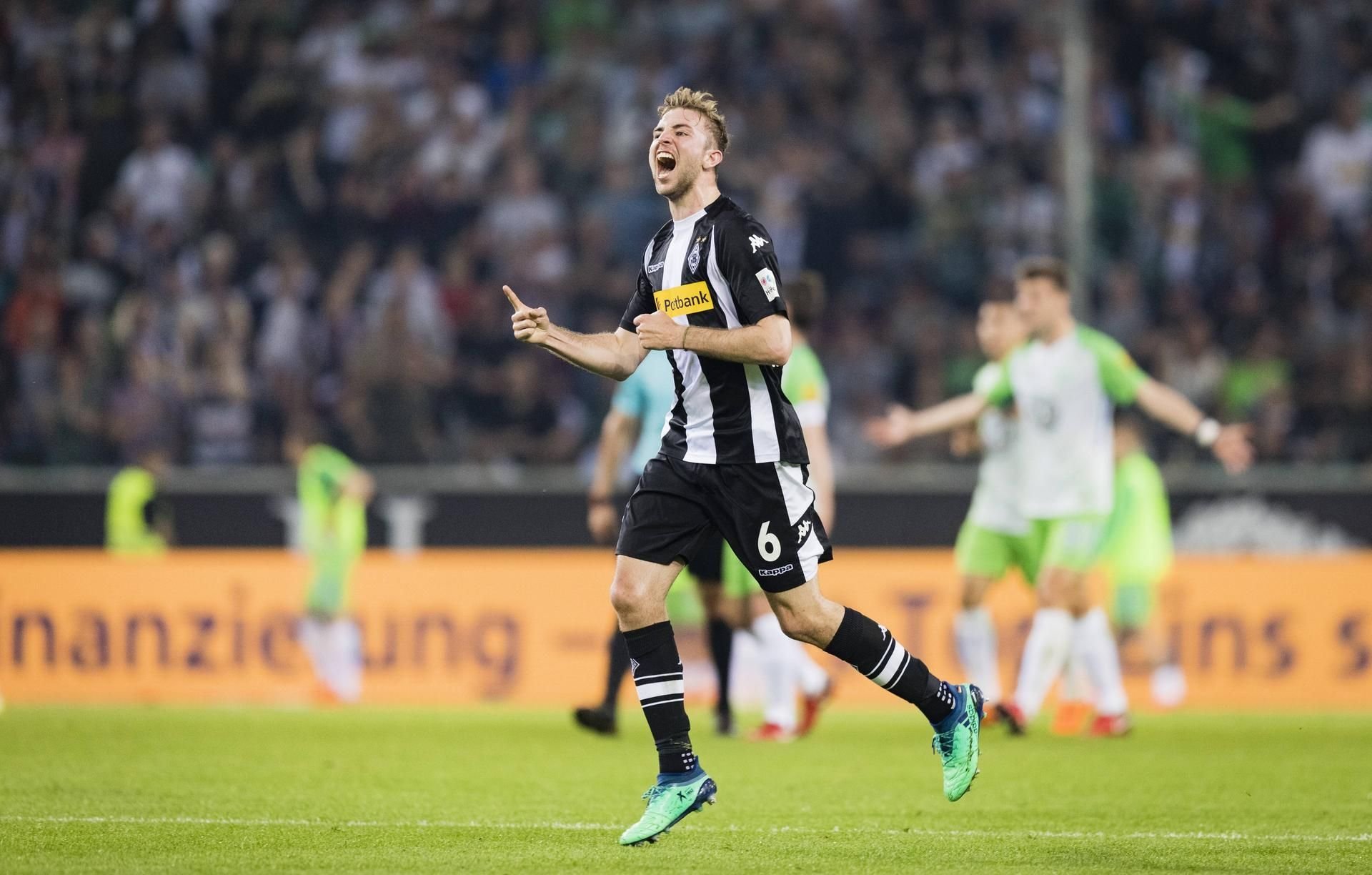 Christoph Kramer jubelt über sein unkonventionelles Tor.