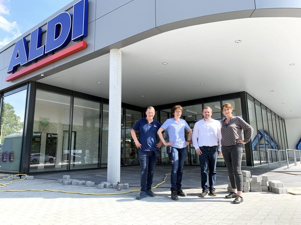 David Heyne (von links), Dorit Becker, Christian Geipel und Kerstin Hameister stehen bereit. Einiges ist noch zu tun, dann können die Aldi-Kunden am Donnerstag wieder am Höfchen in Jessen begrüßt werden.