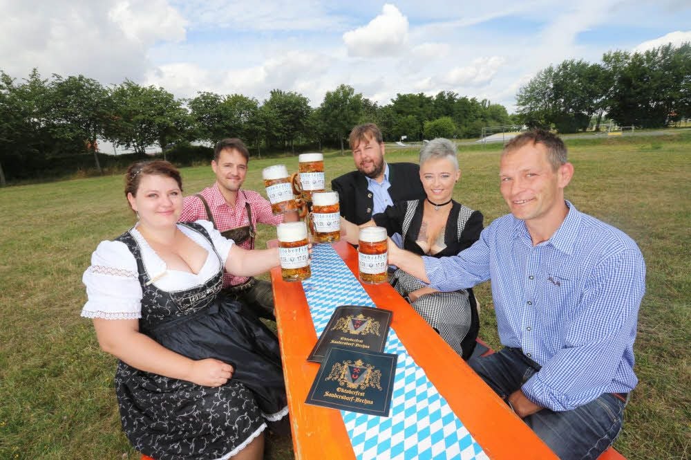 Die Organisatoren sitzen schon mal Probe in Zscherndorf.