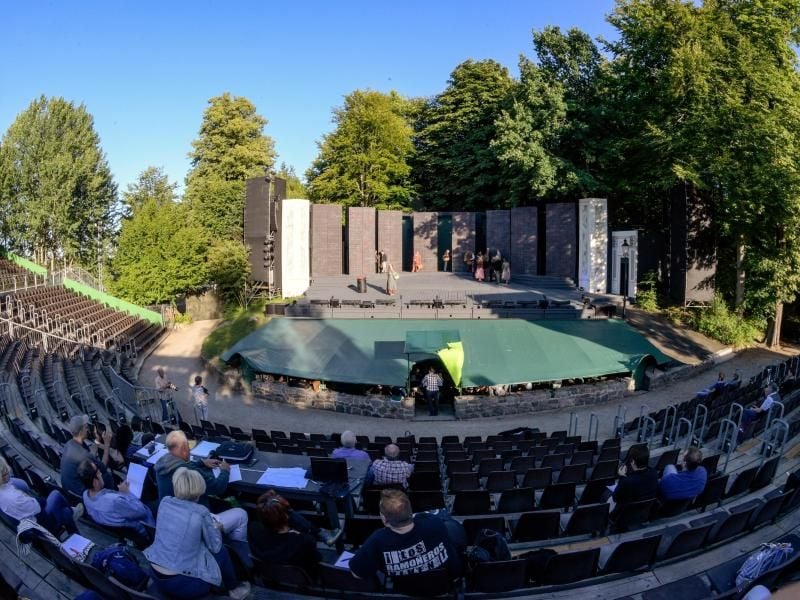 Zuschauer lauschen der Fotoprobe des Musicals „My fair Lady” auf der Freilichtbühne im Schloßgarten. Foto: Axel Heimken/Archivbild
