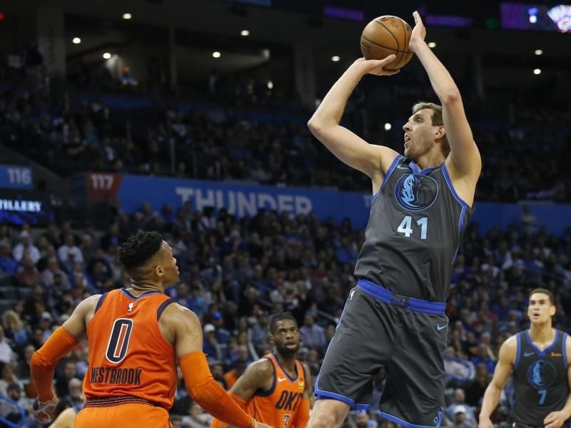 Dirk Nowitzki spielt seine 21. NBA-Saison bei den Dallas Mavericks. Foto: Sue Ogrocki/AP