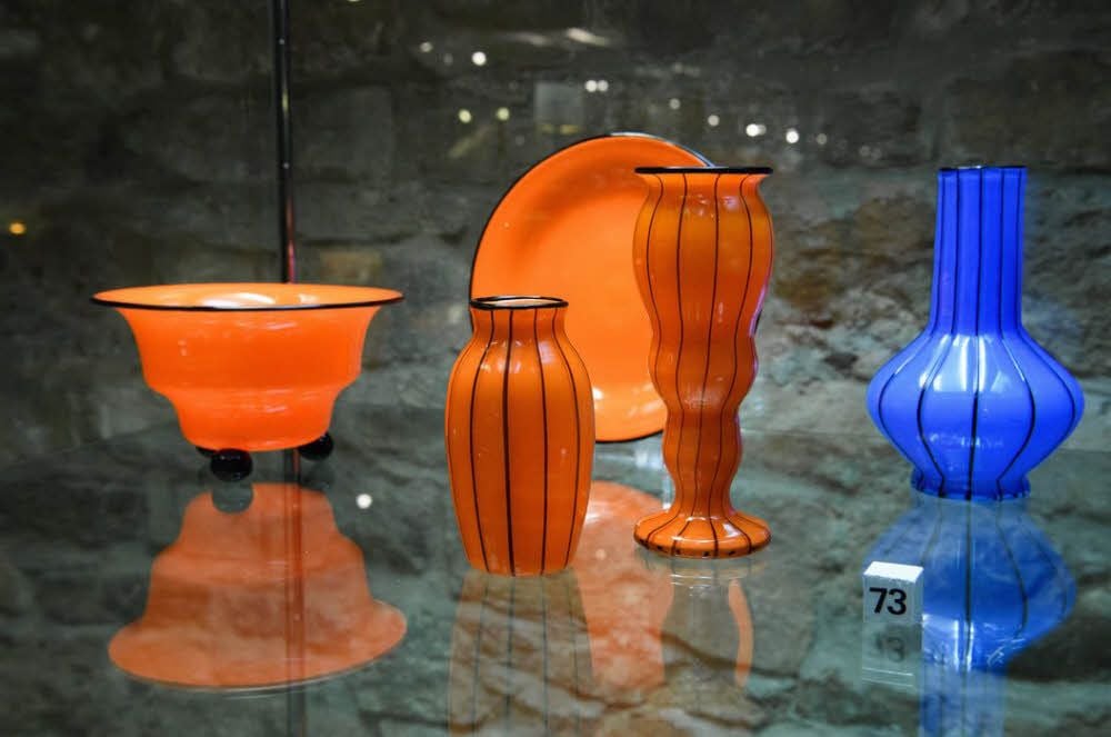 Leuchtende Farben: Eine Kugelfußschale, Teller und drei Vasen von 1914 und 1915 aus der böhmischen Glashütte Johann Loetz Witwe in Klostermühle.
