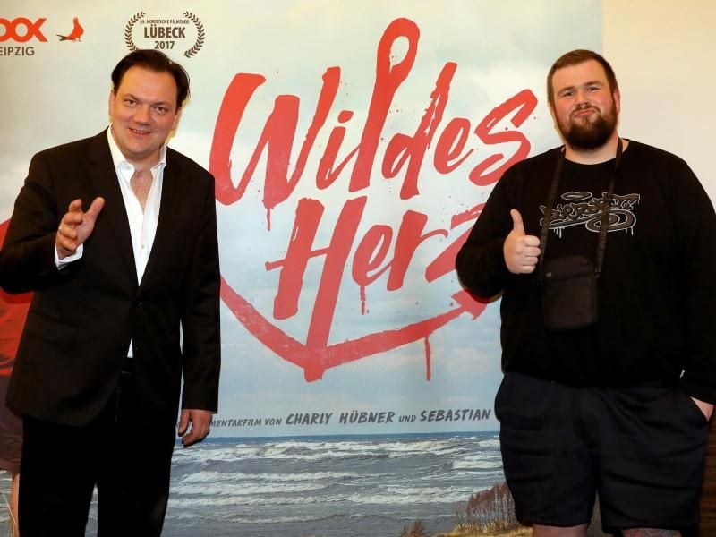 Charly Hübner (l) und Jan „Monchi” Gorkow bei der Premiere von „Wildes Herz”. Foto: Bernd Wüstneck