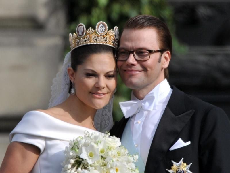 Schwedens Kronprinzessin Victoria (l) und Prinz Daniel nach ihrer Hochzeit 2010 auf dem Balkon. Foto: Jochen Lübke/dpa