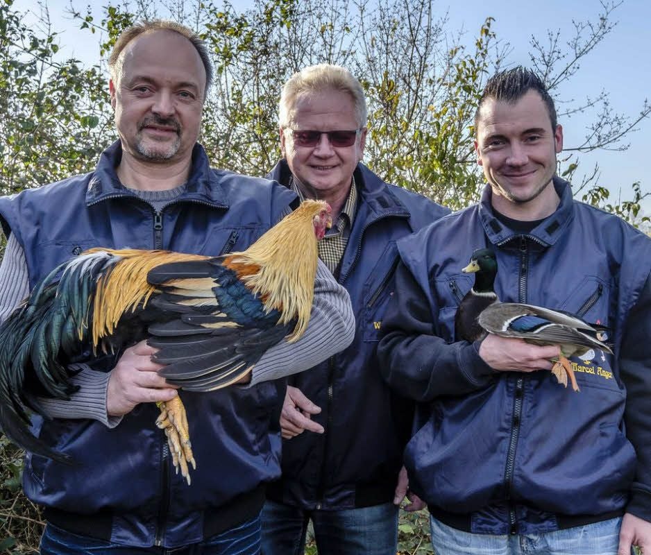 Thomas König, Waldemar Heinze und Marcel Anger (v.Li.) mit den Preisträgern.