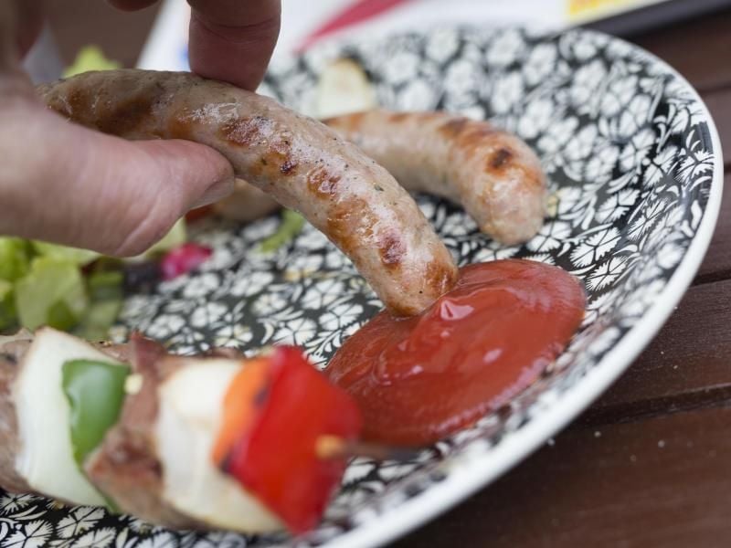 Bei Ketchup in geringen Mengen ist der Zuckergehalt zu vernachlässigen - die Bratwurst hat in der Regel viel mehr Kalorien. Foto: Frank Rumpenhorst/dpa-tmn