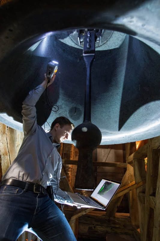 Mittels Handscanner und Rechner vermisst Ramon Spiller, Mitarbeiter der Firma „algona“, die größte Hilliger-Glocke dreidimensional.