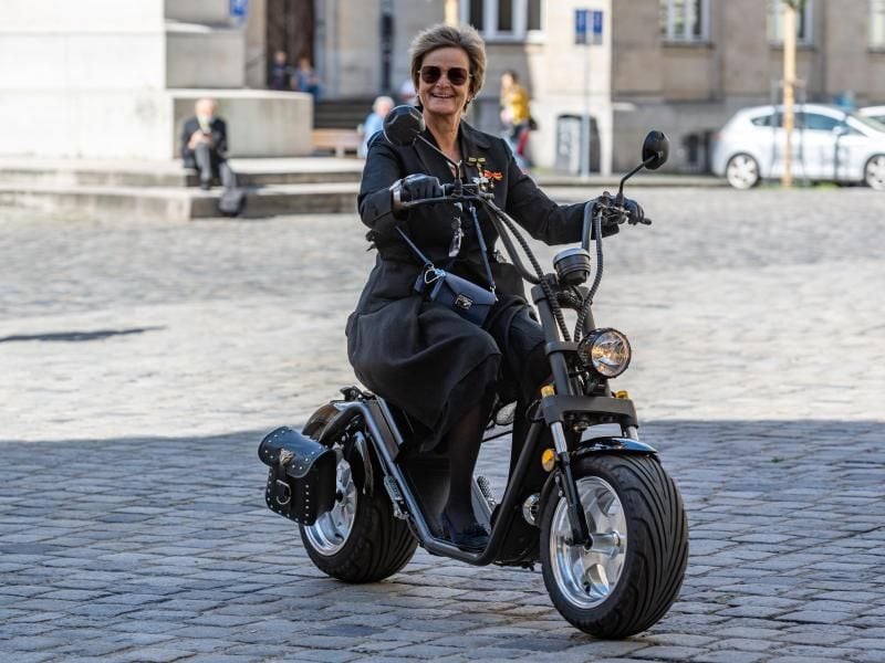 Gloria von Thurn und Taxis fährt mit einem Elektroroller zur Trauerfeier für Georg Ratzinger zum Dom St. Peter in Regensburg - ohne Helm. Foto: Armin Weigel/dpa