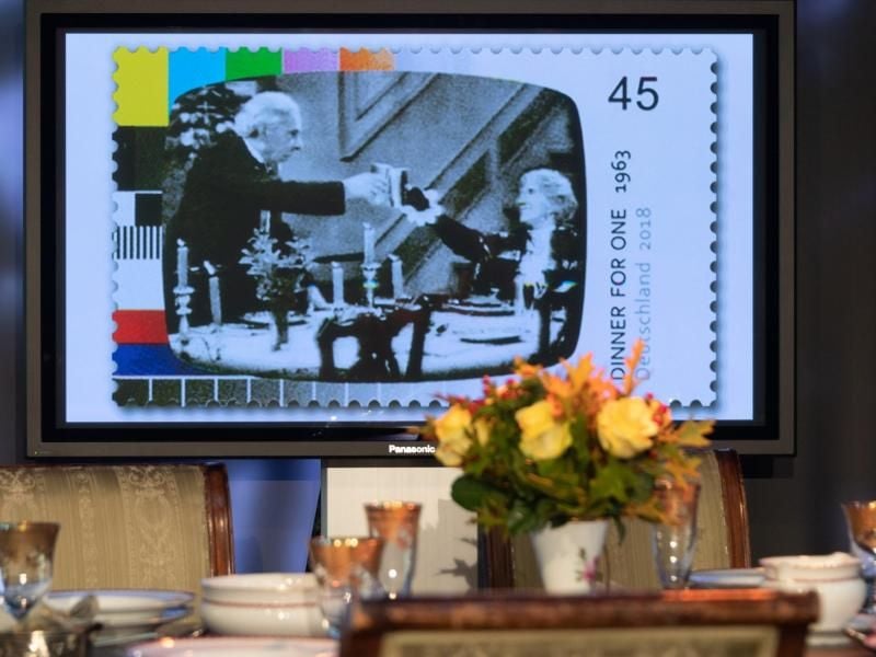 Diese Marke gilt nicht nur für Silvesterpostkarten: „Dinner for One”, ein Klassiker zum Jahreswechsel im Fernsehen. Foto: v