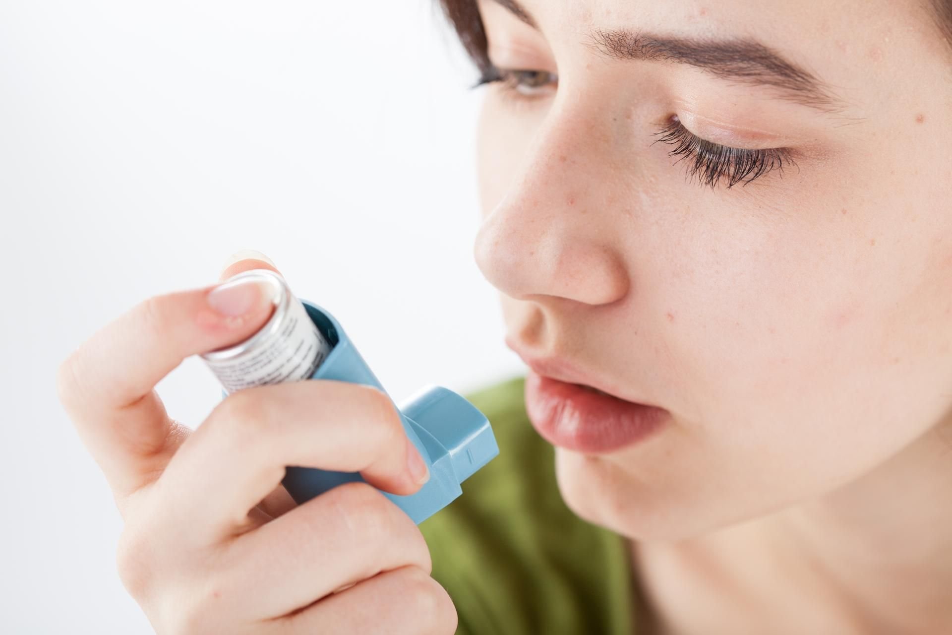 Asthmatiker sollten ihre Medikamente auf jeden Fall weiter nehmen, auch wenn Kortison das Immunsystem schwächen kann (Archivbild).