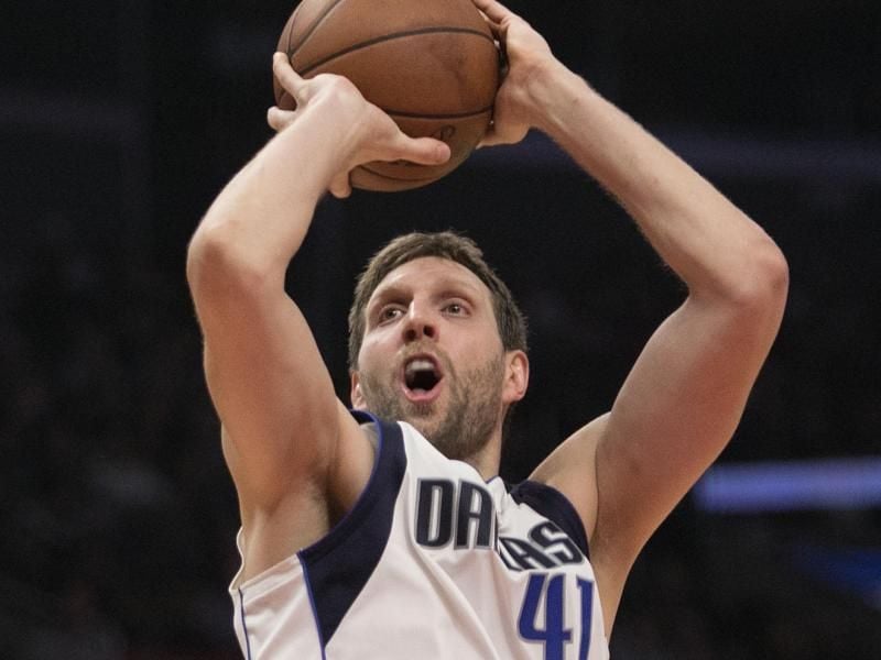 Dirk Nowitzki bekräftigte plant als erster Spieler der NBA-Geschichte in seine 21. Saison für den gleichen Verein zu gehen.Foto: Javier Rojas/Prensa Internacional via ZUMA