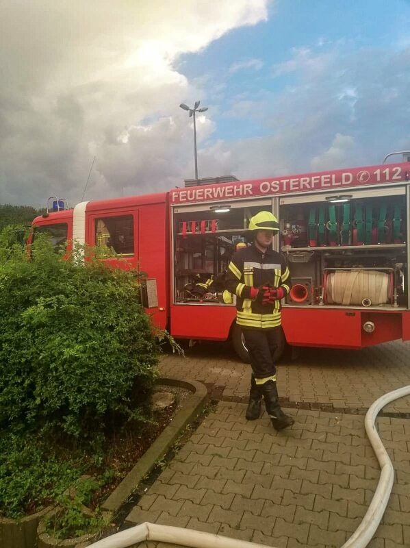 Die Feuerwehr Osterfeld pumpt den Keller des Hotels leer.