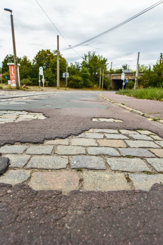 Die Fahrbahn der „Spinne“, der Kreuzung am Südende der Weißenfelser Straße, ist ein Gemisch aus Betonfahrbahn und Kopfsteinpflaster.