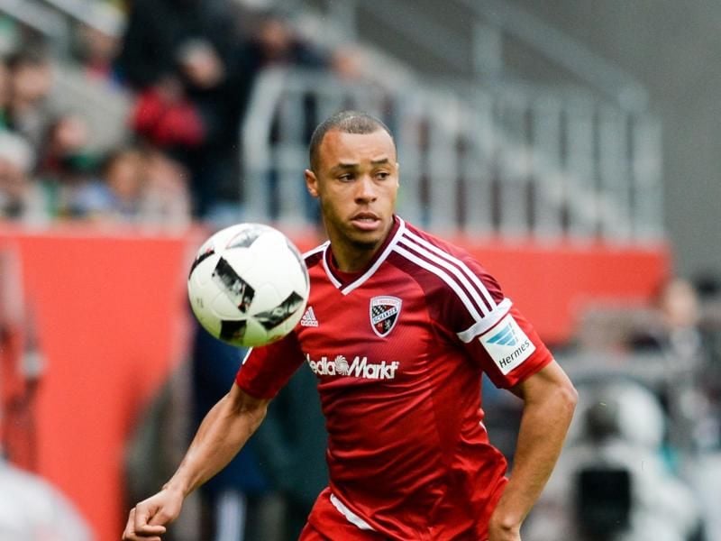 Marcel Tisserand schnürt seine Schuhe bis zum kommenden Sommer für den VfL Wolfsburg. Foto: Armin Weigel