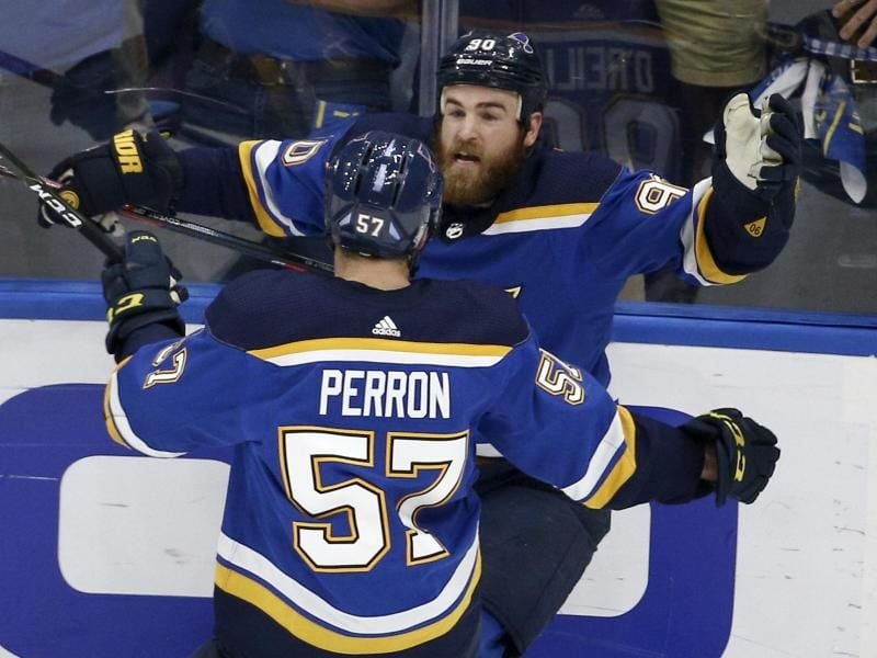 Matchwinner: Ryan O'Reilly (hinten) von den St. Louis Blues feiert mit seinem Teamkollege David Perron einen Treffer gegen die Bruins. Foto: Scott Kane/AP