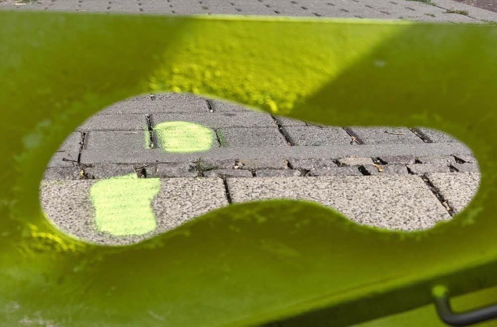 Die Polizei hat sichere Schulwege mit farbigen Fußspuren markiert.