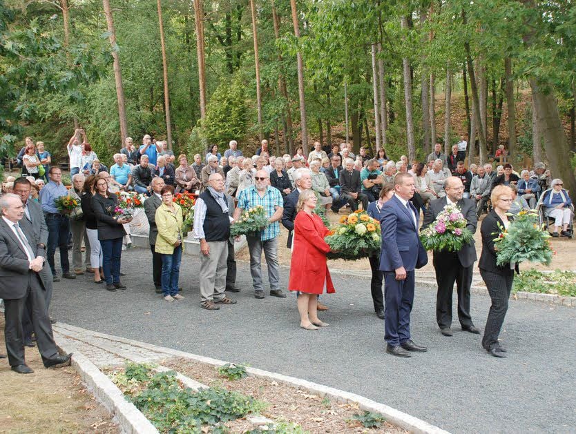 Gedenken am Hochkreuz der Gedenkstätte für die Verstorbenen des Speziallagers Nr. 1 in Mühlberg/Elbe