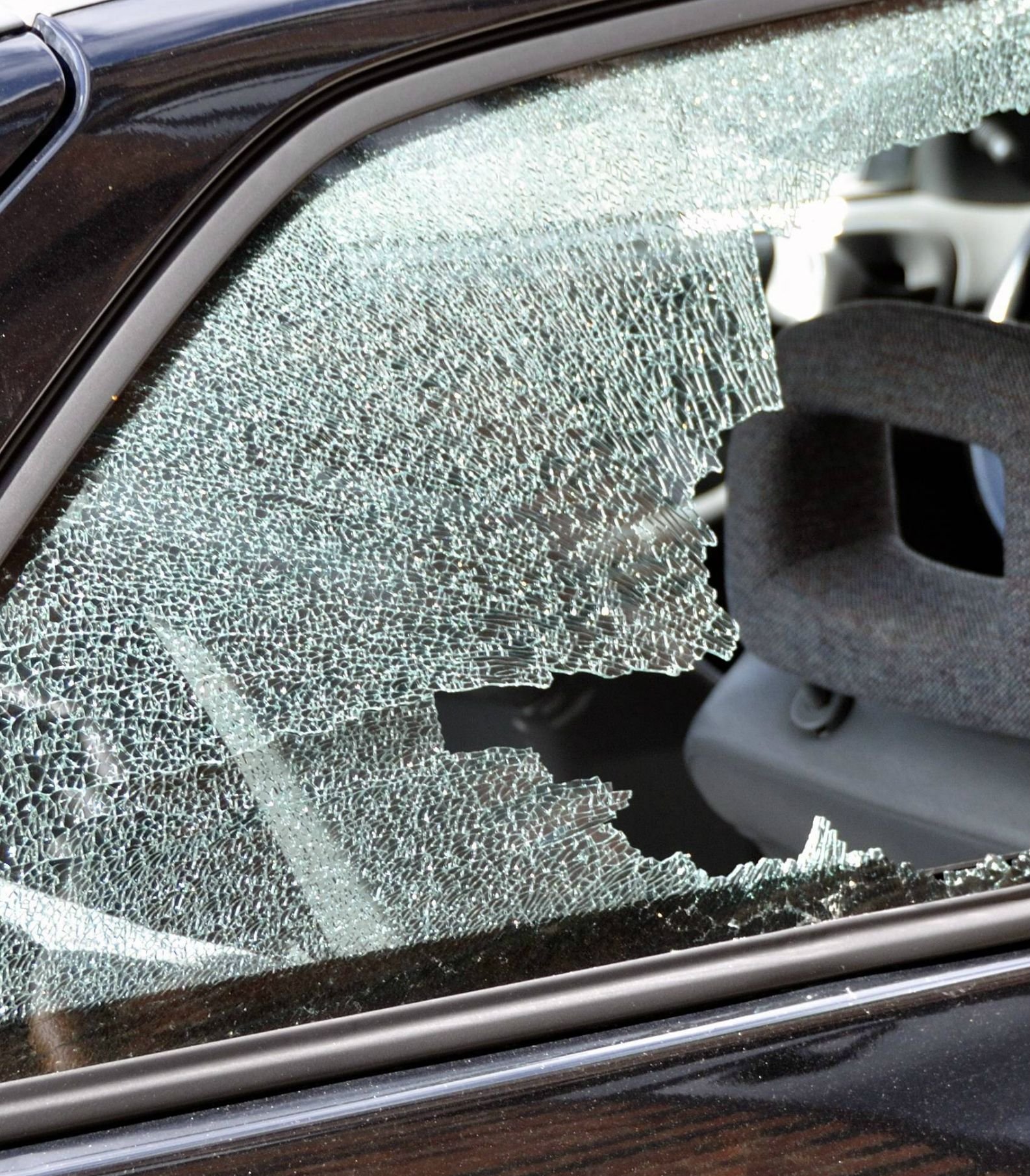Eine eingeschlagene Autoscheibe (Symbolfoto)