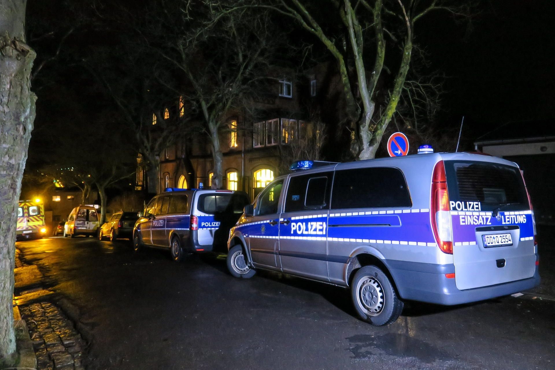 Fahrzeuge von Polizei und Rettungsdienst stehen vor dem Pfarramt der St. Nikolai-Kirchgemeinde in Aue-Bad Schlema