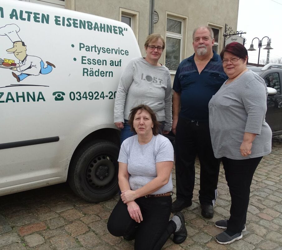 Uwe Dietrich mit einem Teil seines Teams: Eleonore Vollbrecht (li), Steffi Dietrich und Roswitha Bellersen (vorn). Nicht zuletzt mit dem Ausliefern von Essen konnte der 63-Jährige seine Gaststätte „Zum alten Eisenbahner“ in Zahna nunmehr 30 Jahre erhalten.