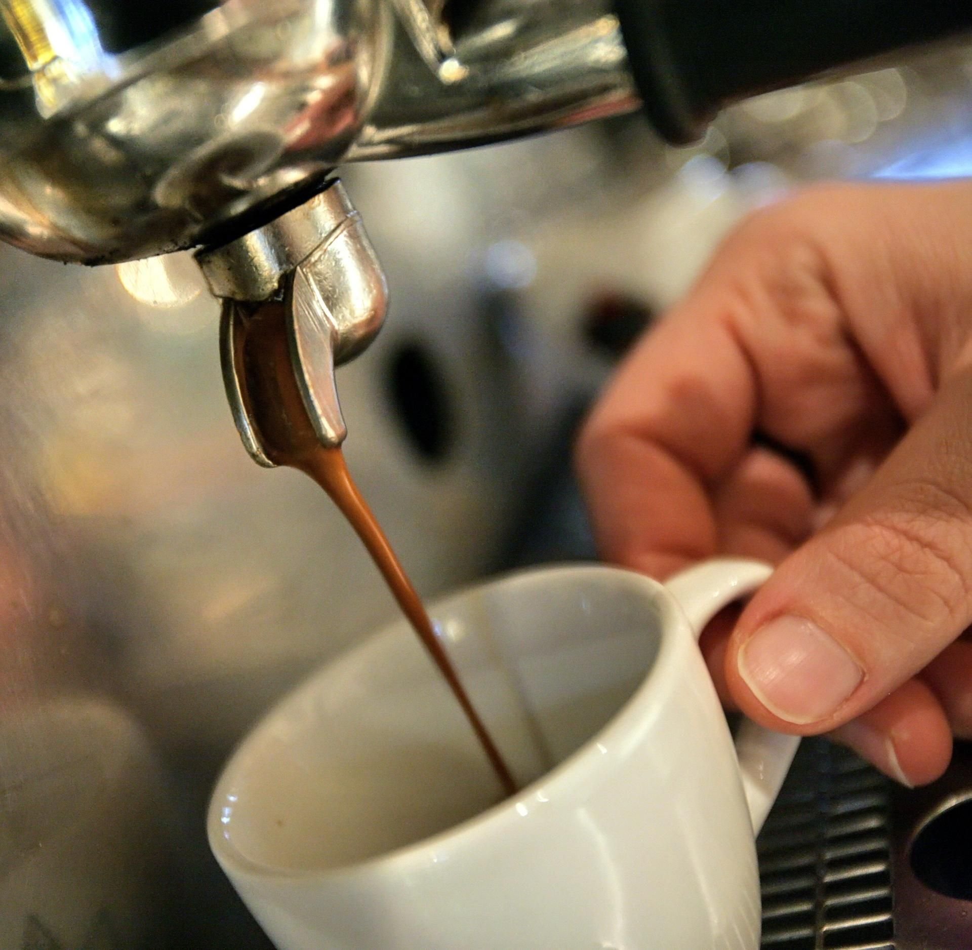 In einem Leipziger Restaurant hat ein Dieb die teure Kaffeemaschine aus der Wand gerissen.
