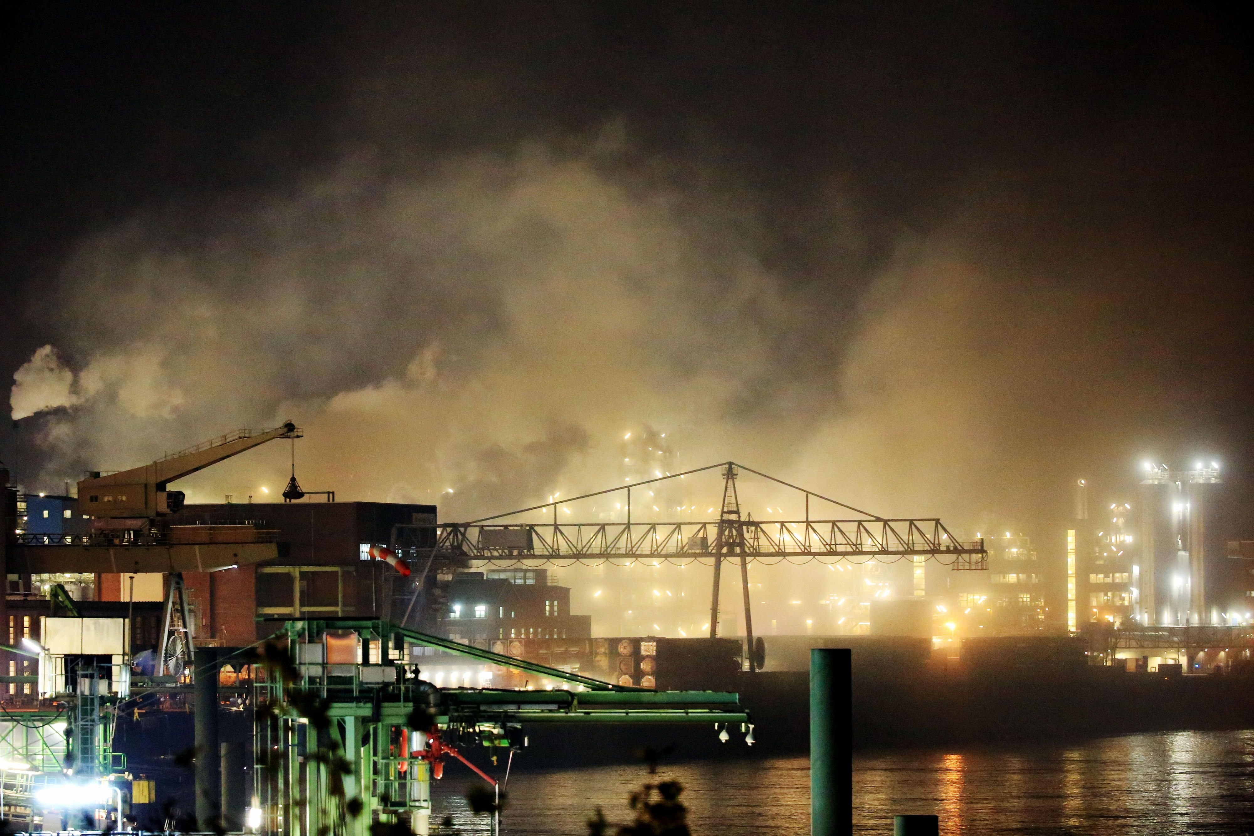Rauch steigt am 12.11.2016 in Leverkusen (Nordrhein-Westfalen) vom Gelände des Chemieparks auf.