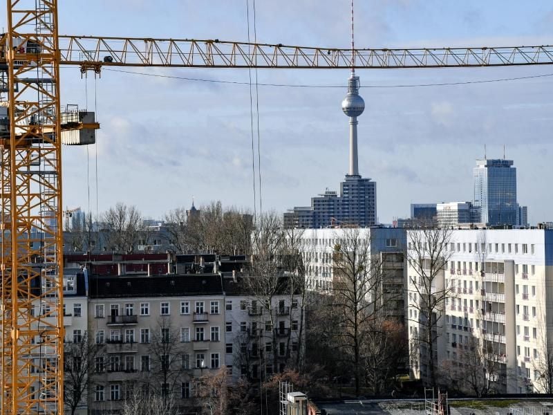 Der Fernsehturm am Alexanderplatz ist hinter Baukränen und Mietshäusern zu sehen. Als erstes Bundesland führt Berlin den Mietendeckel ein. Foto: Jens Kalaene/dpa-Zentralbild/dpa/Archiv