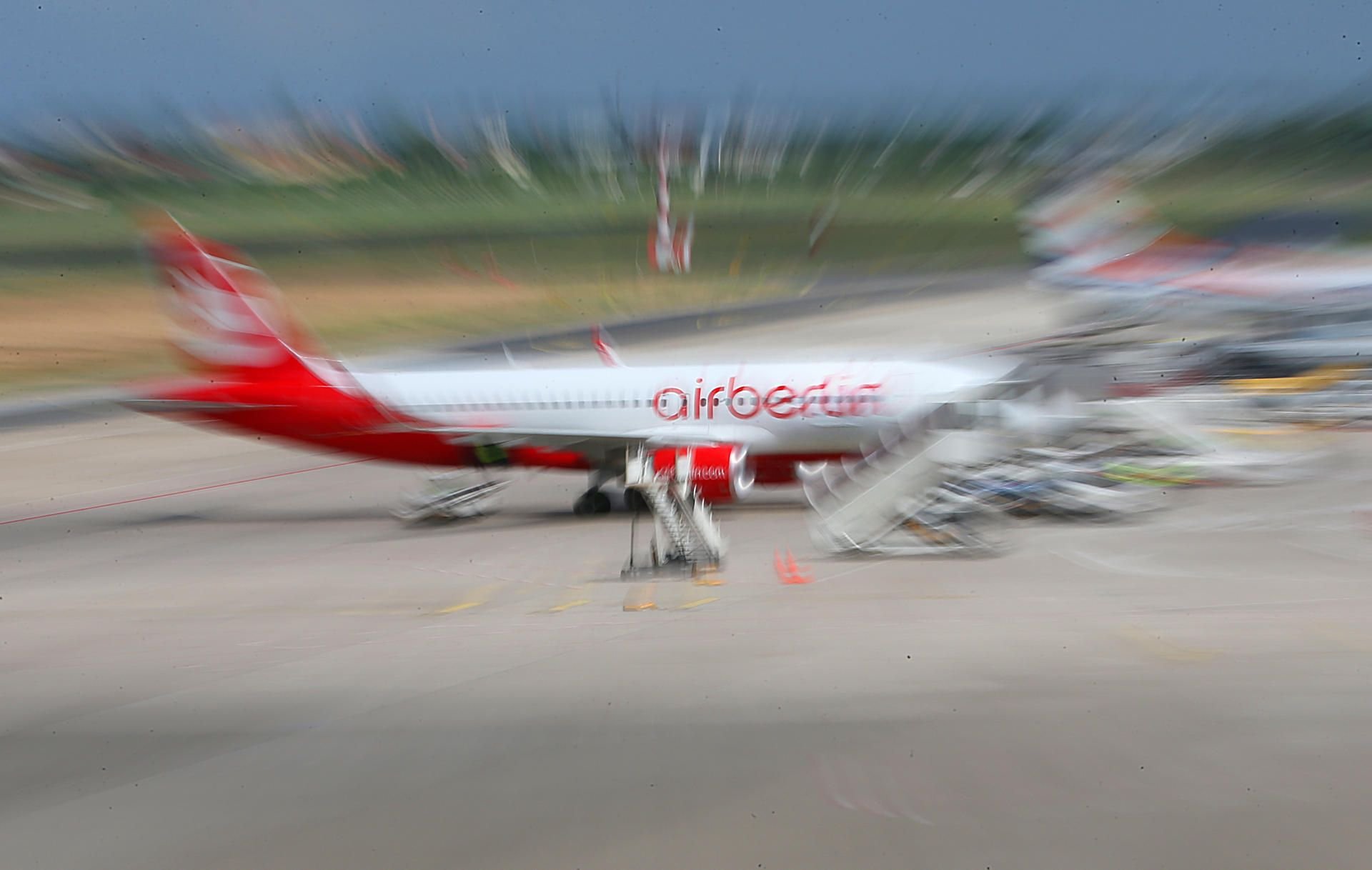 Ein Flugzeug der Fluggesellschaft Air Berlin auf dem Rollfeld. Air Berlin hat Insolvenzantrag gestellt.