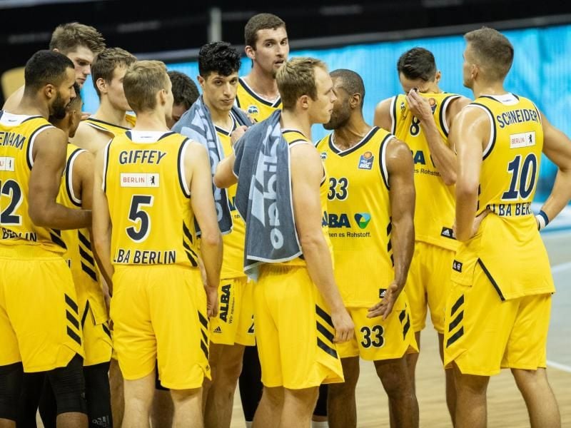 Alba Berlin musste bei Olympiakos Piräus eine knappe Niederlage hinnehmen. Foto: Andreas Gora/dpa