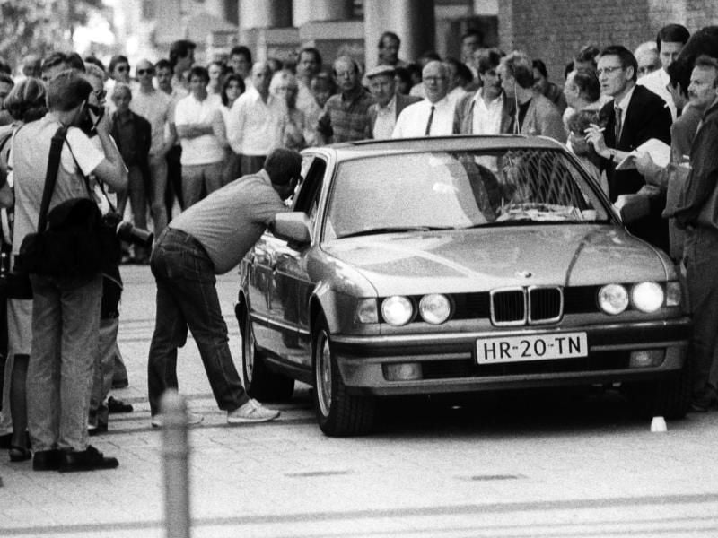 Der Wagen mit den Geiselnehmern wird am 18. August 1988 in Köln von Journalisten umringt. Foto: Hartmut Reeh