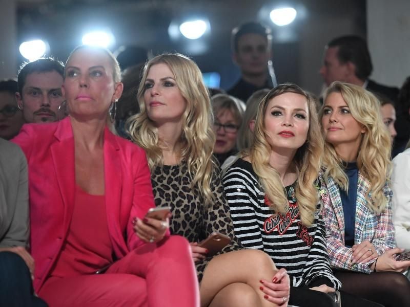 Natascha Ochsenknecht (l-r) sieht sich mit Tanja Bülter, Regina Halmich und Jennifer Knäble die Riani-Show an. Foto: Britta Pedersen