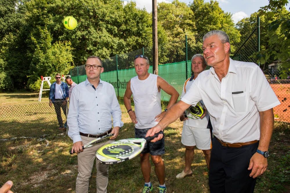 Innenminister Holger Stahlknecht (r.) probiert sich auf einem ungenutzten Teil des NTC-Geländes mit einem Padel-Schläger aus.