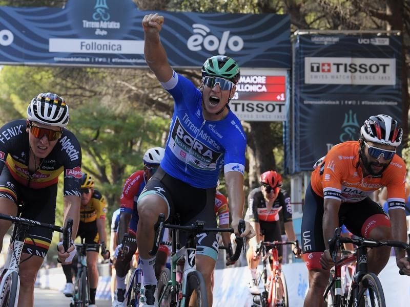 Konnte mit dem Sieg bei der 2. Etappe von Tirreno-Adriatico die Gesamtführung verteidigen: Pascal Ackermann (M). Foto: Marco Alpozzi/LaPresse via AP/dpa