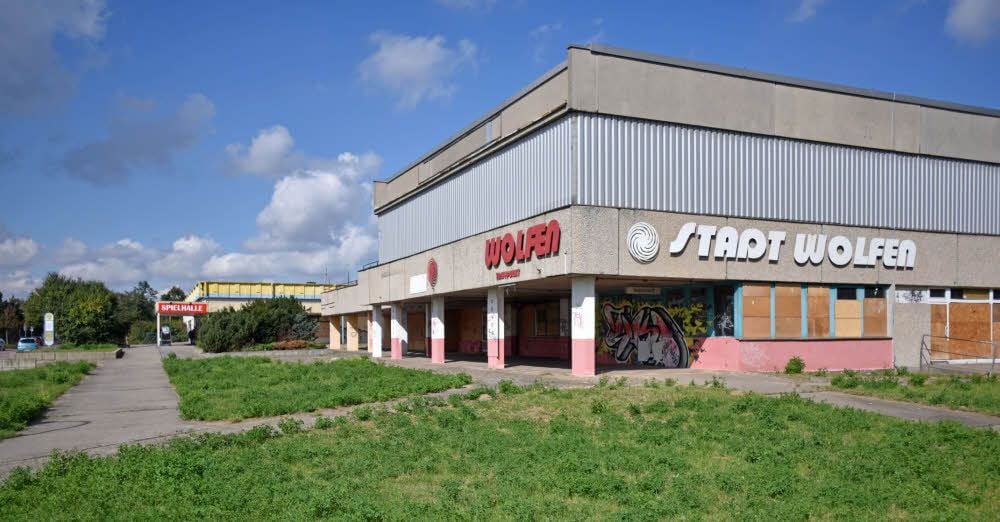 Schrottimmobilien in Wolfen-Nord: die frühere Diskothek „Stawo“ (vorne) und die ehemalige „Reichelt“-Kaufhalle