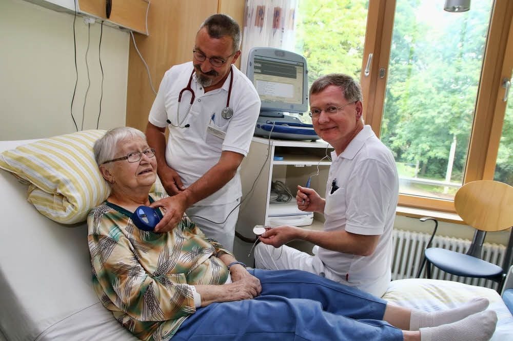 Erika Senge ist die 2.500. Patientin, die in der Eisleber Helios-Klinik einen Herzschrittmacher eingesetzt bekommen hat. Für die OP sind Andreas Porsche (re.) und Falk Sischka zuständig.