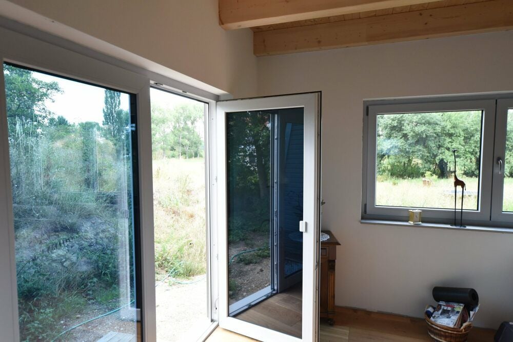 Die Fenster lassen die Wärme im Sommer nicht rein.