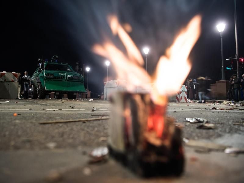 Ein Feuerwerkskörper liegt auf einer Straße. Foto: Andreas Arnold/Archiv